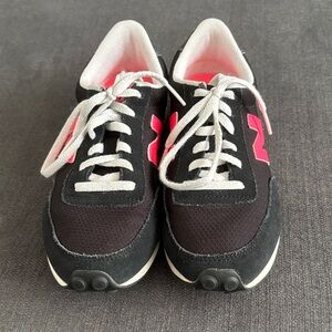 New Balance Women's Sneakers in Black and Pink